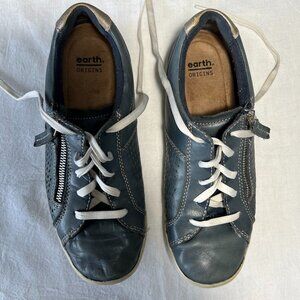 Earth Origins Leather Blue Sneakers / Athletic shoes.  Size 6.5
